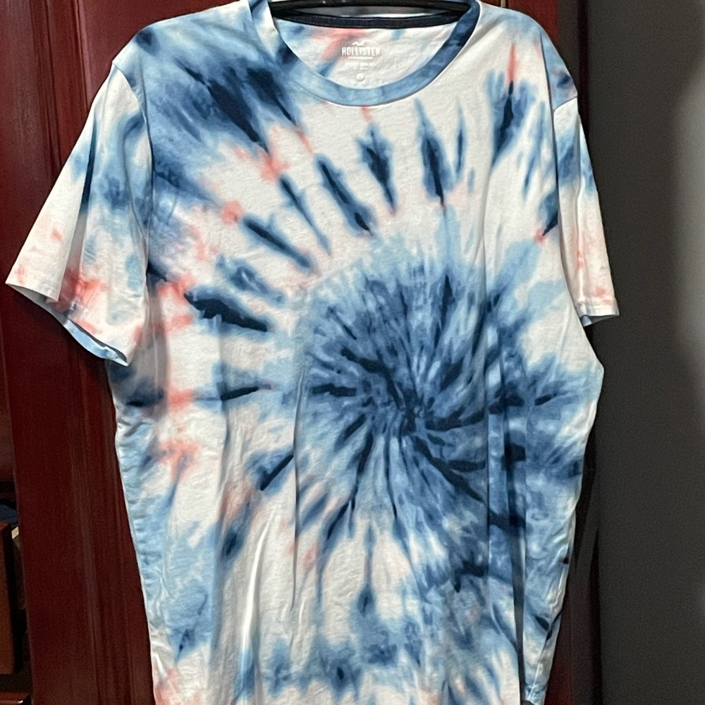 Hollister Men’s Short Sleeve Curved Hem Tee